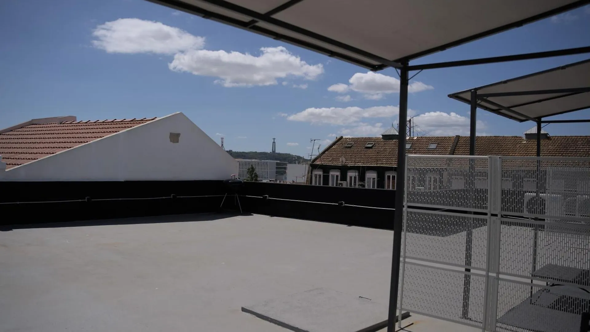 Elegant Central Lisbon Flat Shared Outstanding Terrace 0*,  البرتغال